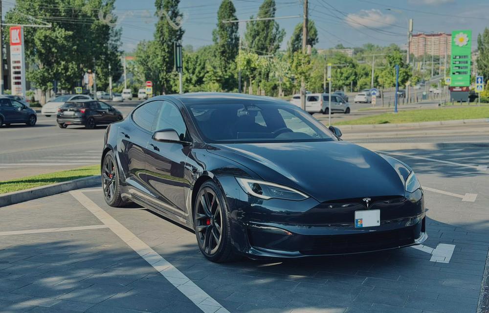 Tesla Model S Plaid neagră, oprită pe o stradă din Chișinău